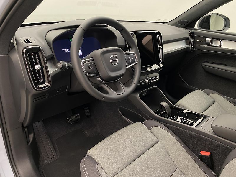 Volvo XC40 (2025) B3 AUT DARK PLUS - fotka 23 z 64