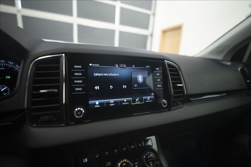 Škoda Karoq 2,0 TDI DSG KEYLESS VÝHŘEV ČR - fotka 30 z 38