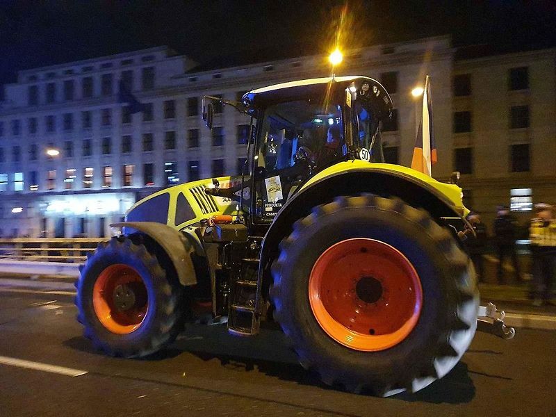 Demonstrace zemědělců před ministerstvem zemědělství a blokáda pražské magistrály. Na snímku je traktor John Deere 7730.