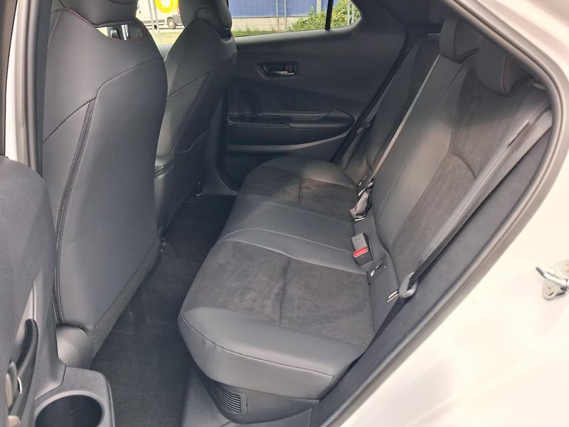 Toyota C-HR 2,0 HEV e-CVT GR Sport - fotka 24 z 26