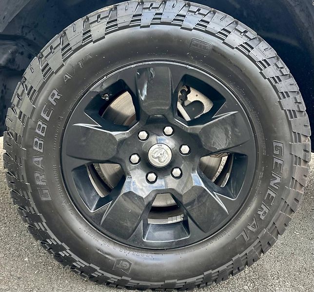 Dodge RAM (2021) 1500 BIG HORN 5.7 V8 HEMI 4x4 - fotka 8 z 31