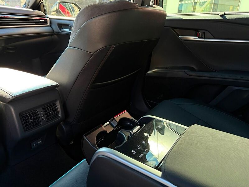 Toyota Camry 2.5 hybrid Executive - fotka 16 z 23