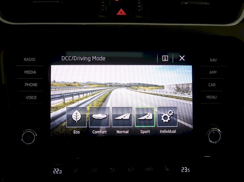 Škoda Octavia (2018) STYLE 1.5TSI 110KW DSG DCC NAV - fotka 26 z 39