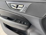 Volvo V60 B4 AUT*145kW*KeyLess*Tažné - náhled 27