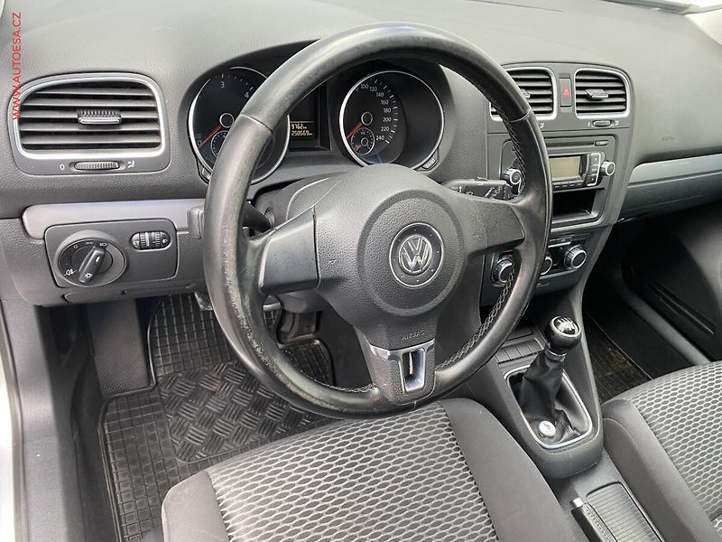 Volkswagen Golf (2010) 1.6 TDi, ČR, Trendline, AC - fotka 12 z 16