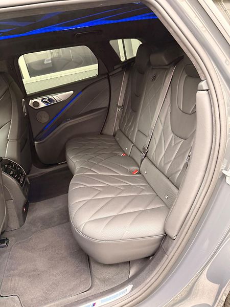 BMW XM (2023) BMW XM V8 480kW - fotka 16 z 17