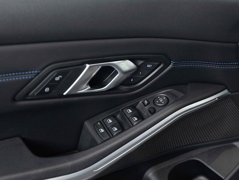 BMW Řada 3 330i xDrive - fotka 16 z 22