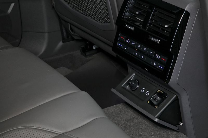 Volkswagen Touareg 3.0TDI 210kW RLine NT TZ ZÁRUK - fotka 21 z 48