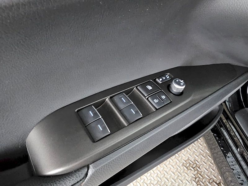 Toyota Camry (2025) 2.5 HEV 230k PRESTIGE - fotka 27 z 32