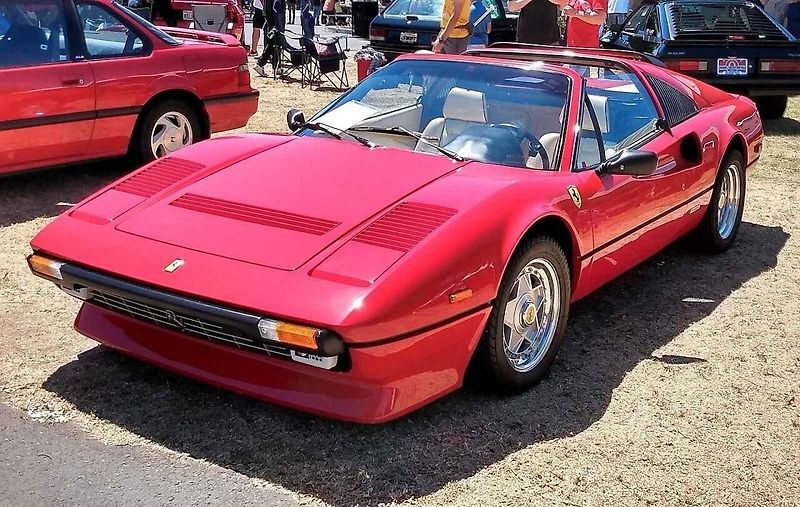 V právě znovu reprízované americkém seriálu Magnum si vedle hlavního hrdiny v podání Toma Sellecka zahrálo také červené Ferrari 308 GTS.