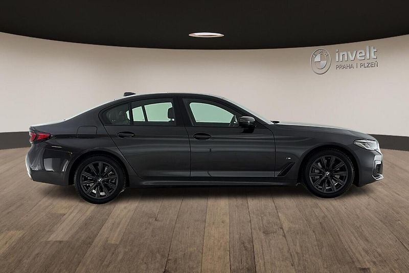 BMW Řada 5 530d xDrive - fotka 2 z 17