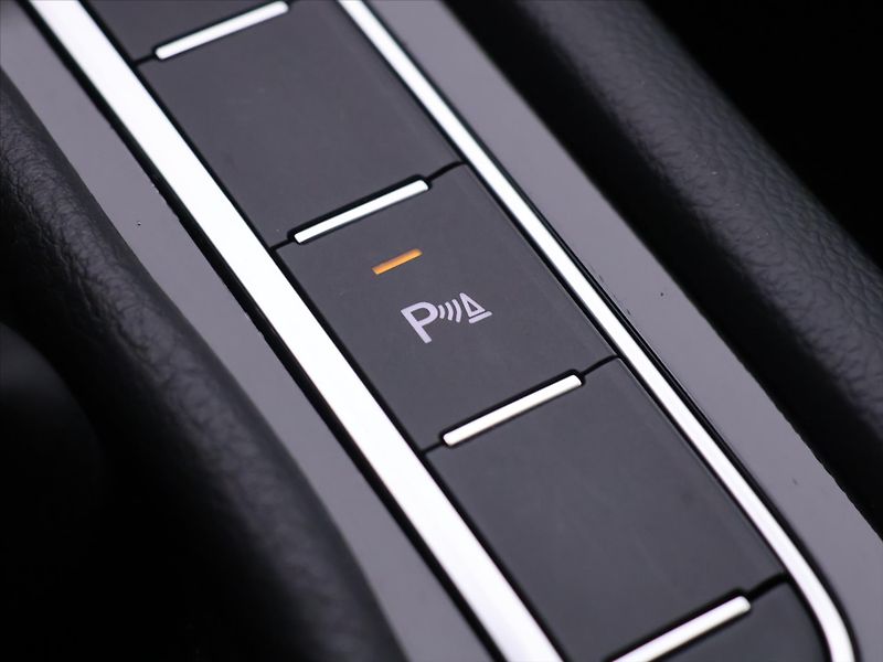 Volkswagen Passat 2,0 TDI 140kW DSG Elegance DPH - fotka 32 z 41