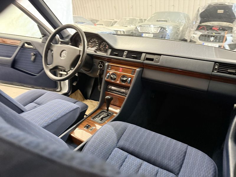 Mercedes-Benz Třídy E (1991) 2.3 , AT ,SERVIS DOLOŽEN! - fotka 15 z 34