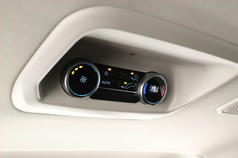 Ford Tourneo Custom (2025) 2.0 EcoBlue - fotka 16 z 24
