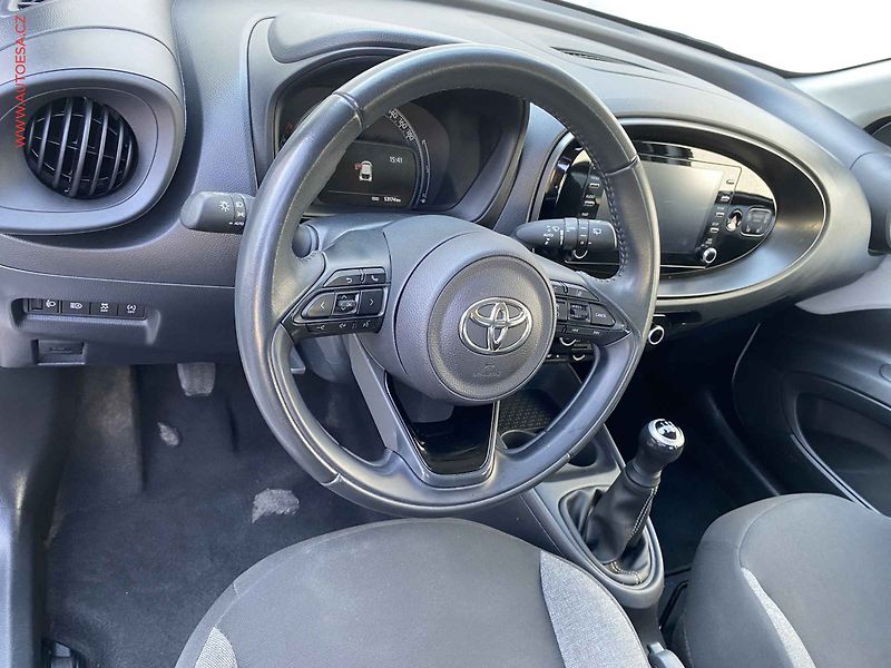 Toyota Aygo (2023) 1.0i, Kamera, AC - fotka 12 z 18