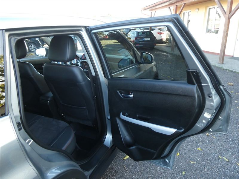 Suzuki Vitara 1,4 BJet 103kW 1.maj,4x4,závěs - fotka 28 z 49