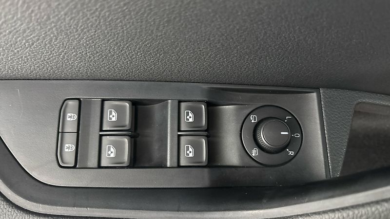 Škoda Superb 2.0 TDI DSG Style Combi - fotka 22 z 26