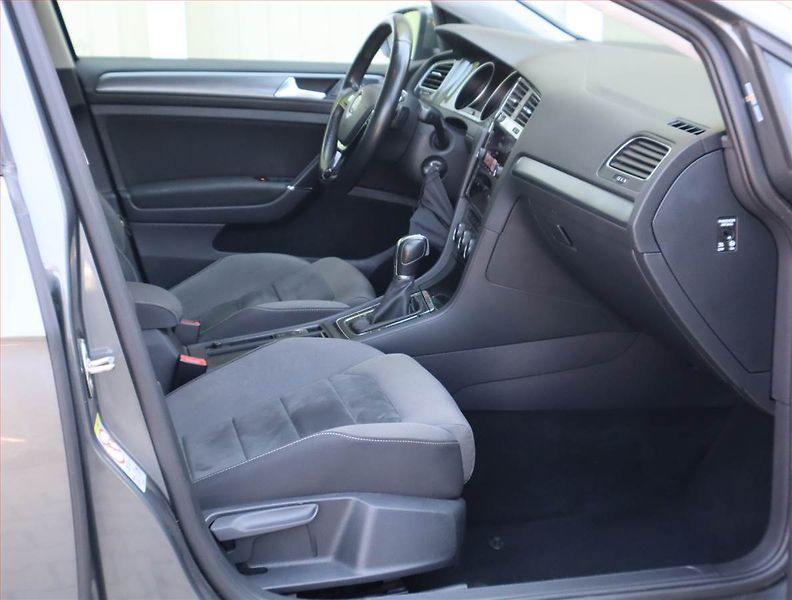Volkswagen Golf (2019) Highline 2.0 TDI, 4X4 - fotka 9 z 18