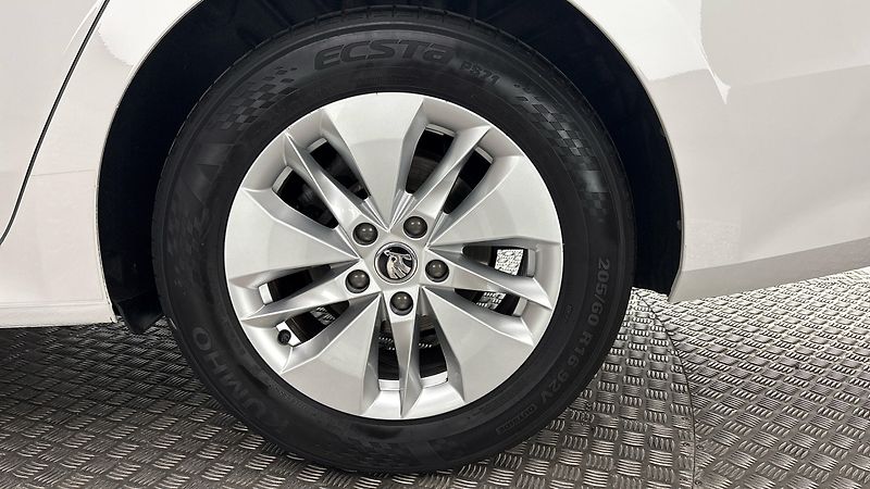 Škoda Octavia 1.5 TSI Ambition Combi - fotka 19 z 25