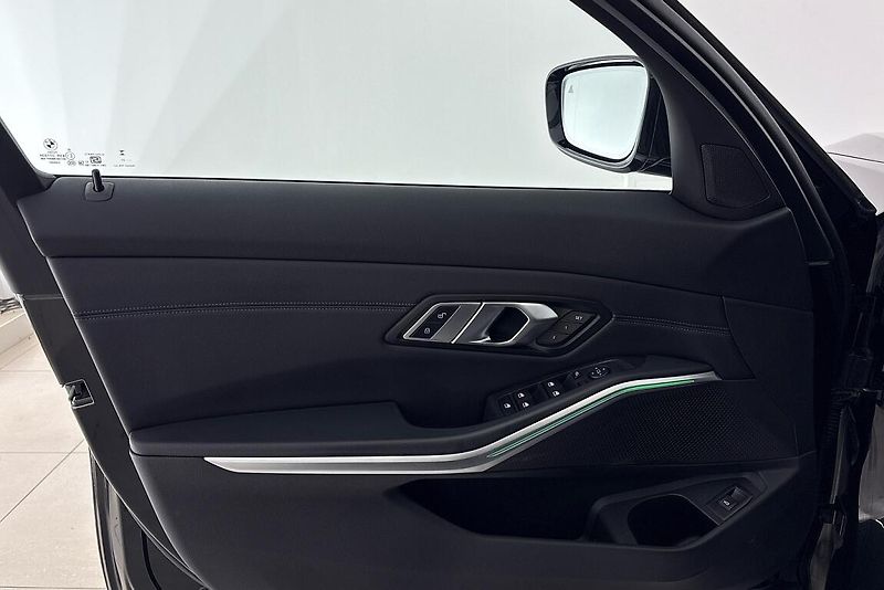 BMW Řada 3 řady 3 | 330d xDrive - fotka 17 z 27