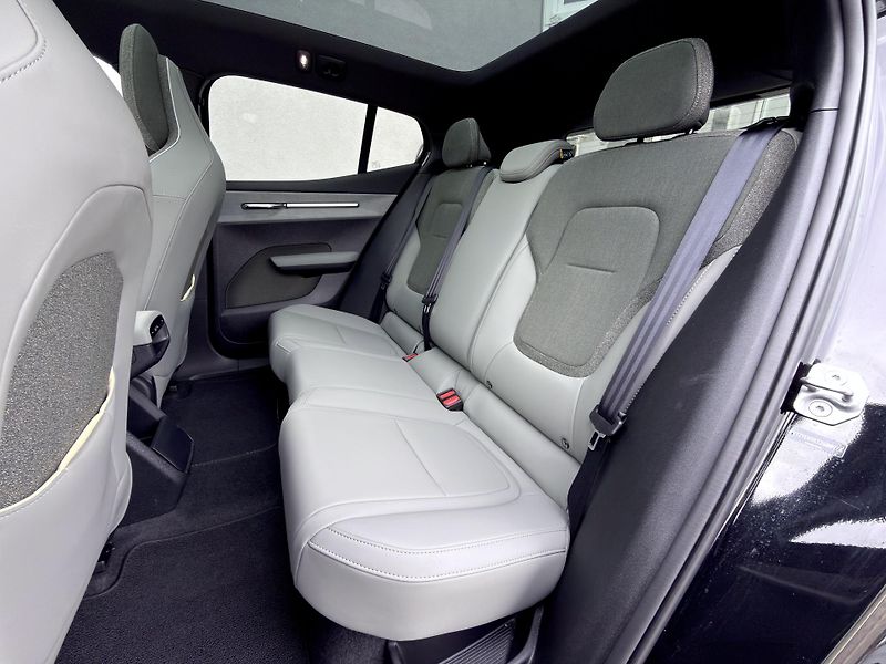 Volvo EX30 P8 CC AWD ULTRA / + sada pneu  - fotka 14 z 52