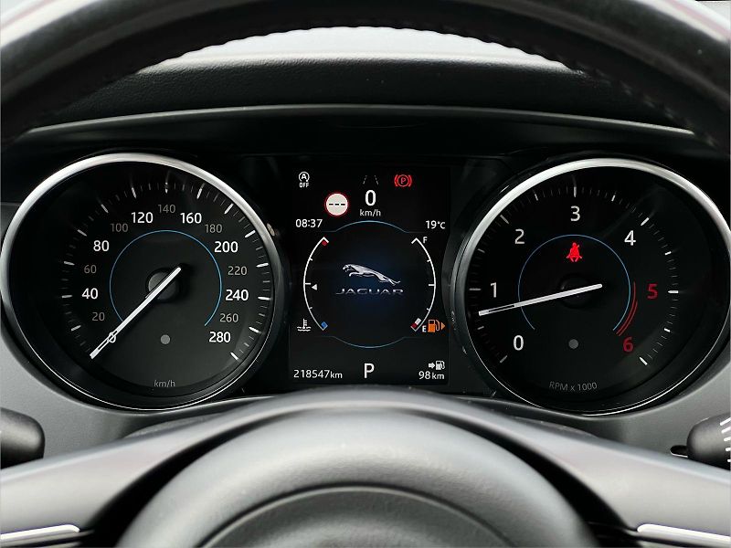 Jaguar F-Pace 20d Aut. Prestige AWD PANO TZ  - fotka 11 z 25