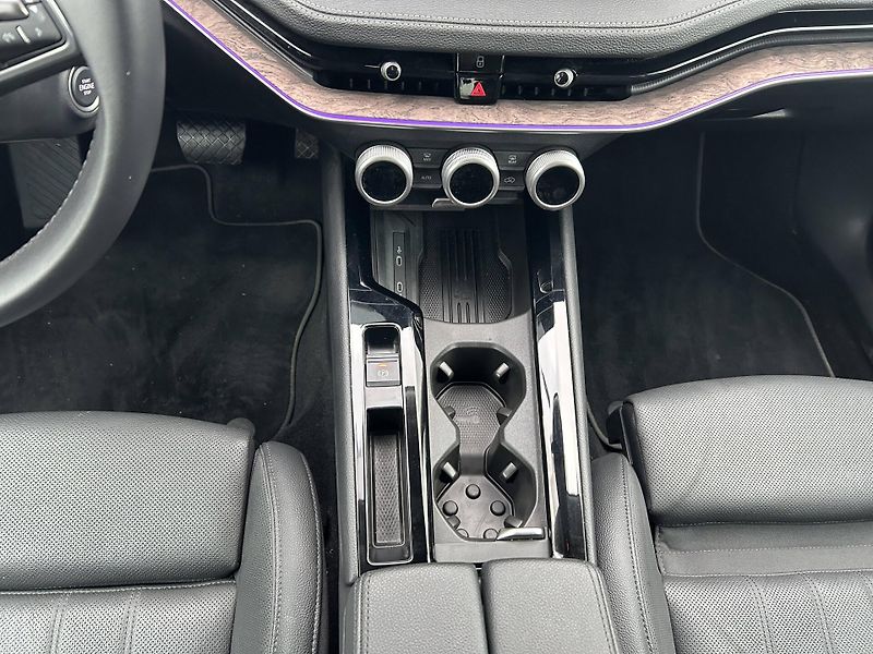 Škoda Superb L&K 7DSG 2,0TDI - fotka 10 z 26
