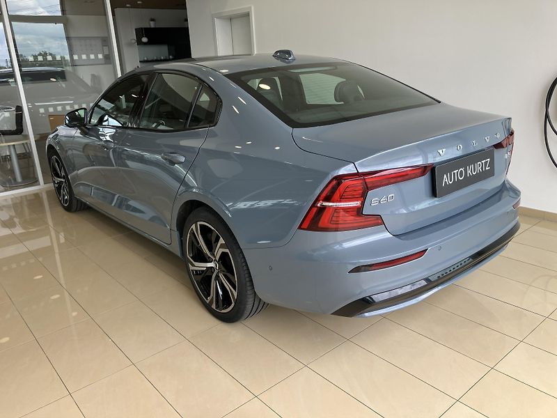 Volvo S60 B5 AWD Ultimate Dark-REZERVACE - fotka 6 z 42