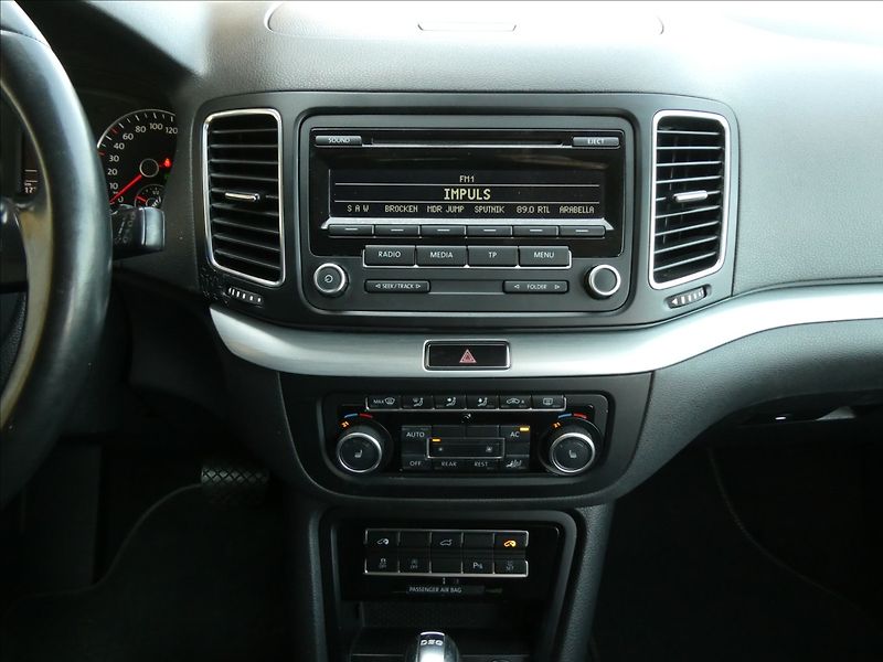 Volkswagen Sharan 2,0 TDi DSG STYLE serviska - fotka 30 z 48