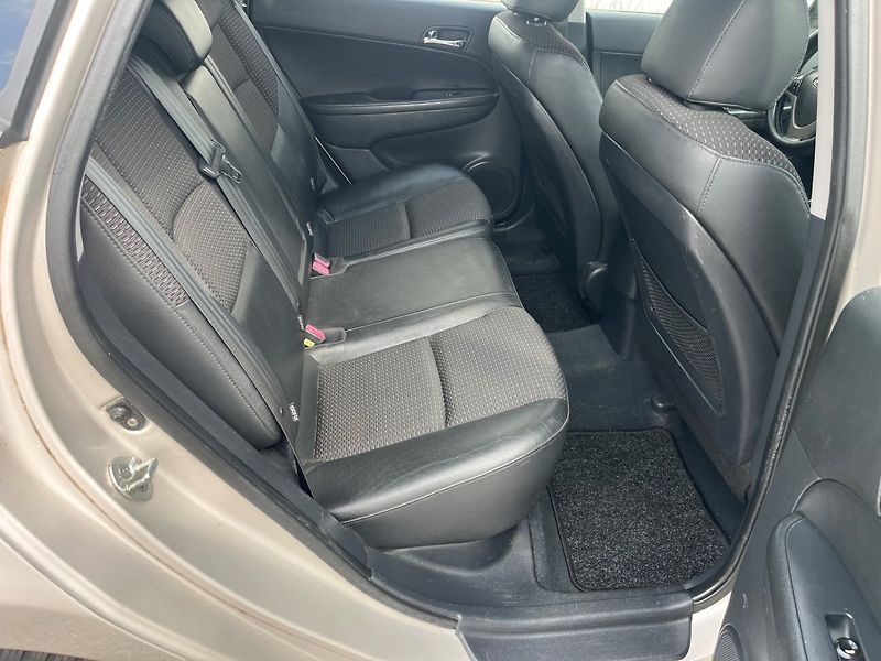 Hyundai i30 (2008) 1.6 CRDI - fotka 12 z 19
