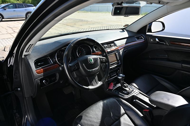 Škoda Superb 2.0TDI 125KW DSG Rezervace - fotka 28 z 56