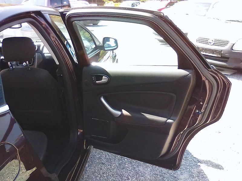 Ford Mondeo (2009) 2.0i 16V Titanium, ser. knížka - fotka 23 z 32