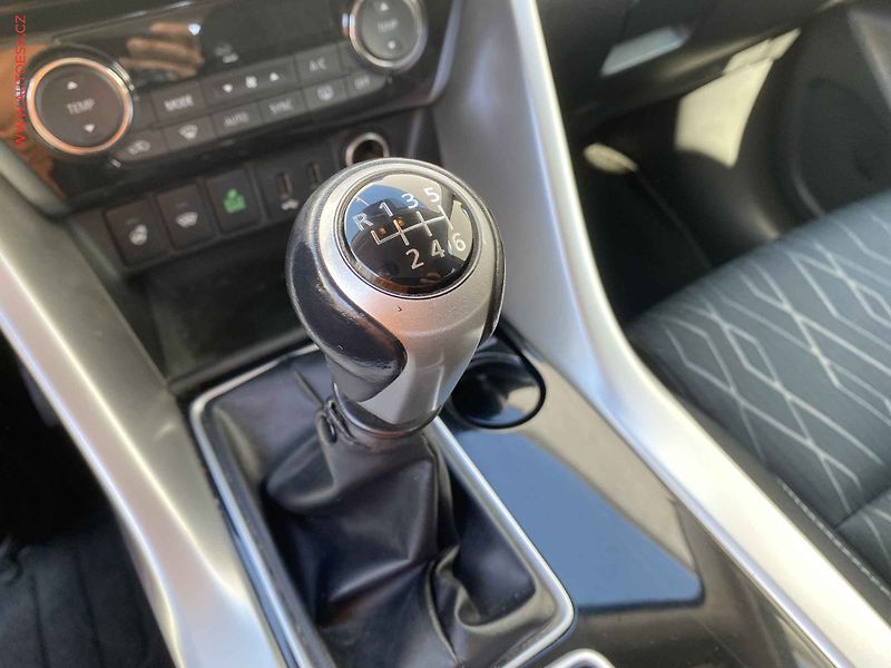Mitsubishi Eclipse Cross (2019) 1.5 T-MIVEC, LED, TZ, +ALU - fotka 16 z 19