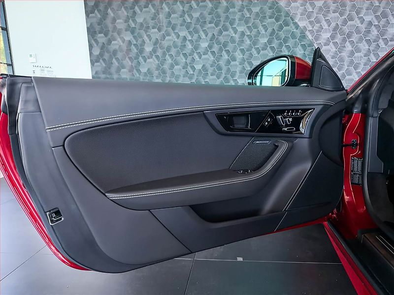 Jaguar F-Type (2024) 575 V8 Kompressor - fotka 12 z 20