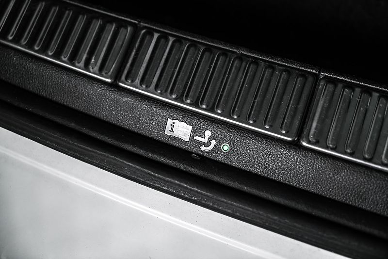 Škoda Superb Combi 2,0TSI L&K 4x4 DSG - fotka 19 z 26