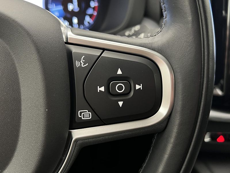 Volvo XC60 B4 AWD MOMENTUM AUT - fotka 27 z 43