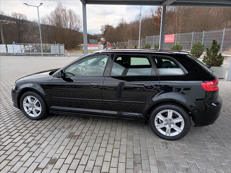 Audi A3 1,6 TDI,XENON,VÝHŘEV,  Sportba - fotka 8 z 33
