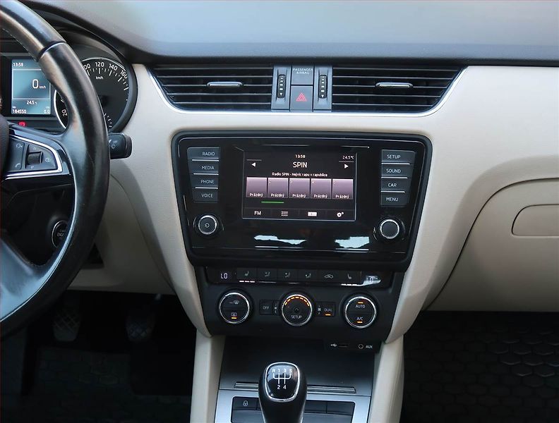 Škoda Octavia (2014) 1.6 TDI, Tempomat - fotka 12 z 21