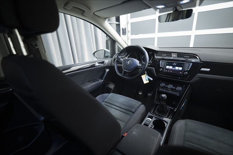 Volkswagen Touran 2,0 TDI MASÁŽ KAMERA VÝHŘEV ČR - fotka 13 z 39