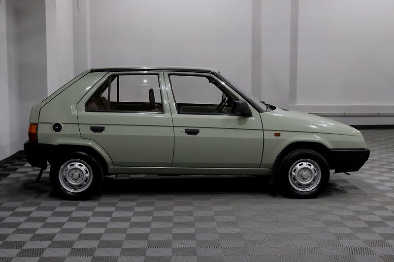 Škoda Favorit (1988) 1.3 46 kW 136 L  - fotka 4 z 47