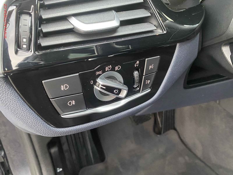BMW Řada 5 (2018) 2.0 530i xDrive, LuxuryLine - fotka 14 z 21