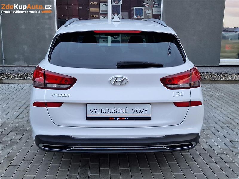 Hyundai i30 1.0 T-Gdi Family Smart Kombi - fotka 9 z 50
