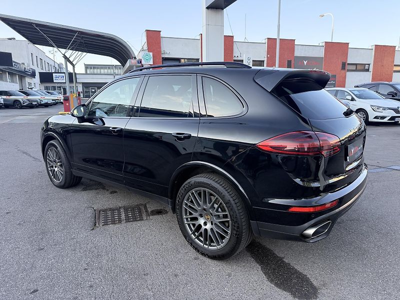Porsche Cayenne 3.0 D Platinum Edition - fotka 8 z 42