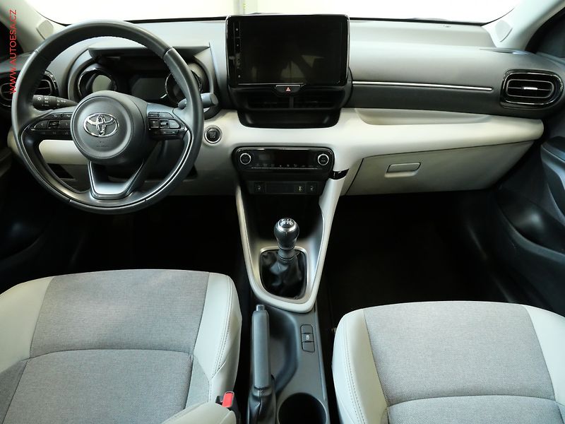 Toyota Yaris (2023) 1.5VVT-i, 2.maj,ČR, Navi, AC - fotka 8 z 21