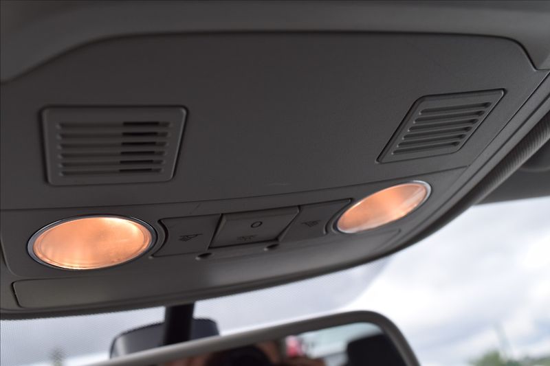 Volkswagen Touran 1,4 i 103KW AUTOMAT TAŽNÉ NAVI - fotka 37 z 44