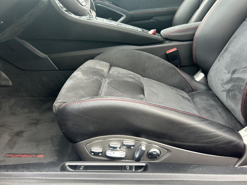 Porsche 911 Carrera 4 GTS Coupe - fotka 24 z 28