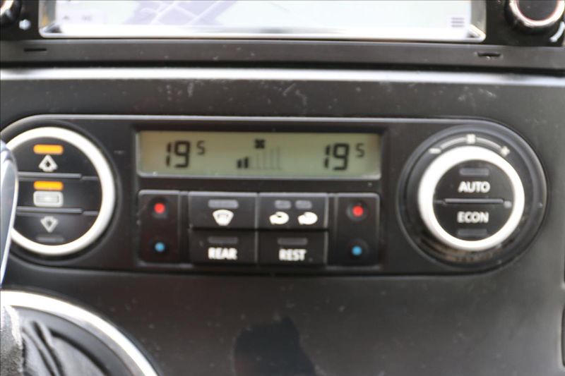 Volkswagen Multivan 2,5 TDi, Tažné , Klima - fotka 19 z 40