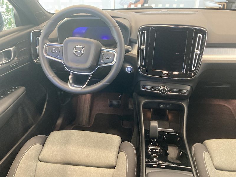 Volvo XC40 B3 FWD PLUS DARK - fotka 13 z 29