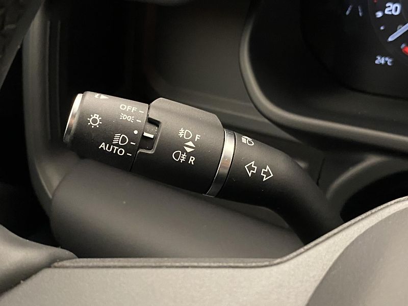 Land Rover Defender 110 D300 X-DYNAMIC SE AWD CZ - fotka 21 z 48