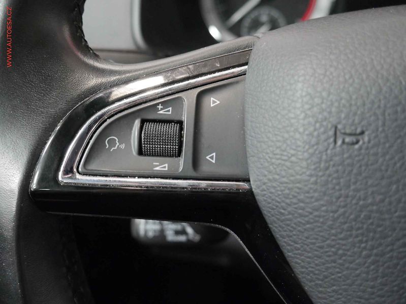 Škoda Karoq (2019) 1.6 TDi, Style, LED, navi - fotka 14 z 23